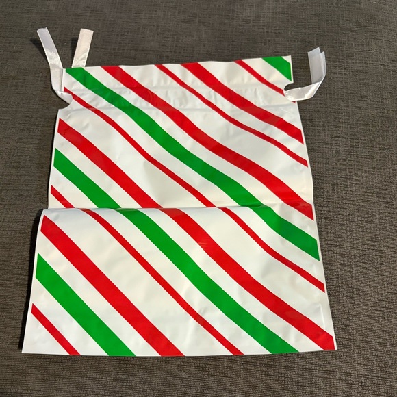 Festive Holiday Gift Bags Set of 5 - Picture 4 of 6